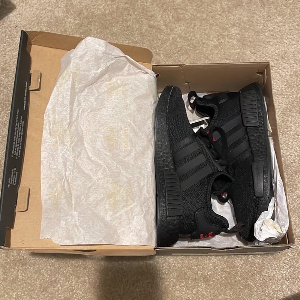 Brand New Adidas Sneakers 🖤